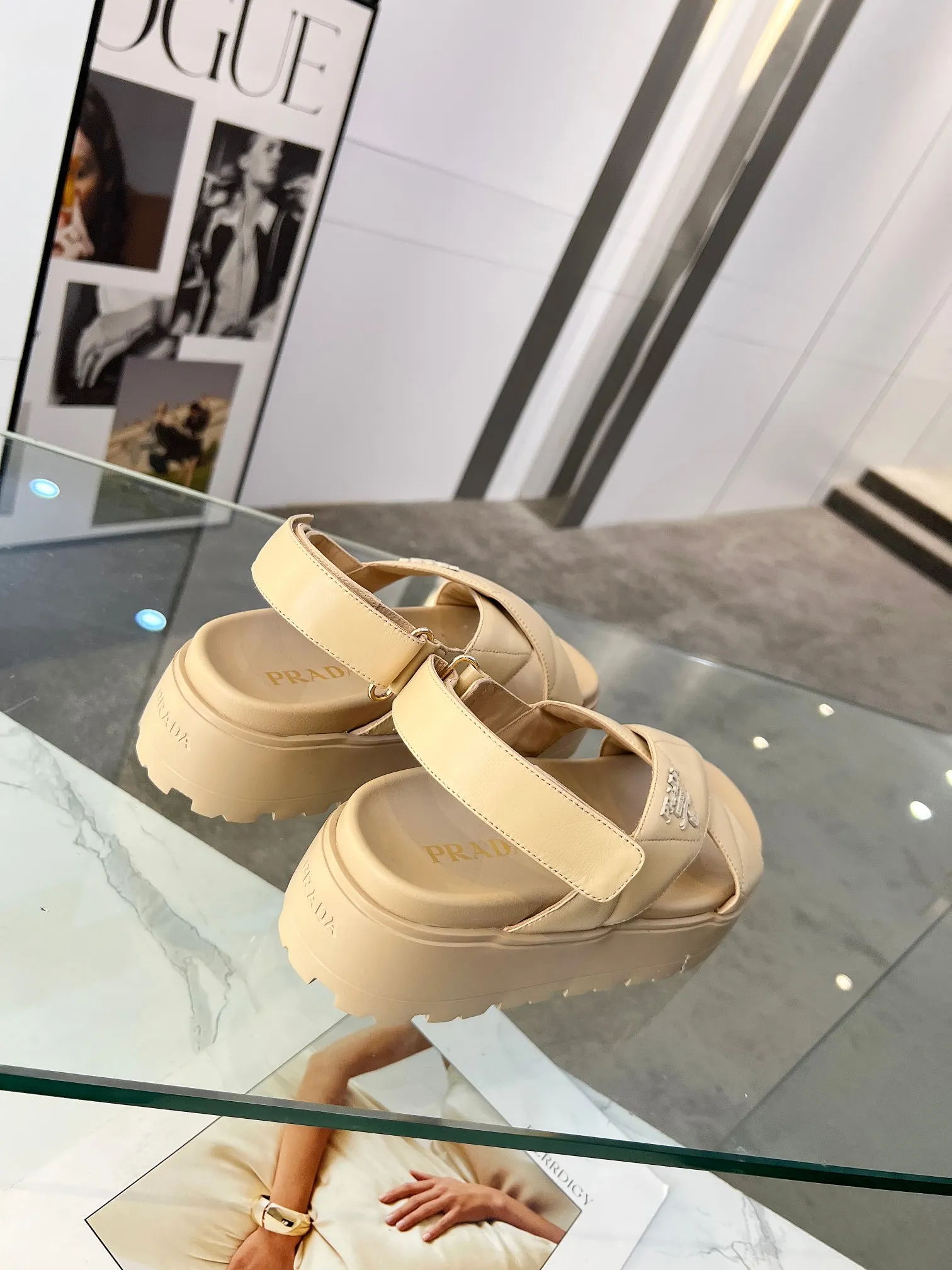 👟👟Ex-factory price 460👟👟 PRADA 2025 vs spring and summer popular sandals series... [Thick-soled double-button sandals] Original 1:1 customization, this year's most fashionable and popular retro British style, simple and elegant, all styles are good-looking, platform thick soles make you slimmer and taller, very comfortable, fashionable and versatile... Many Internet celebrities are on their feet. These platform round-toe thick-soled shoes are very popular this year. They can be worn (increased) for both leisure and leisure. ❶Material: Customized imported calf leather ❷Inner: Customized imported sheepskin ❸Outsole: Original molded ultra-light outsole ❹Sole thickness: 5.5cm ❺Number of yards: 35-40 ❻Packaging: Original full set of packaging ☀Color: Official website updated simultaneously